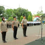 Kapolresta Banda Aceh Kombes Pol Fahmi Irwan Ramli memimpin upacara kenaikan pangkat 38 personel di halaman Mapolresta, Ahad pagi (30/6). Foto: Istimewa