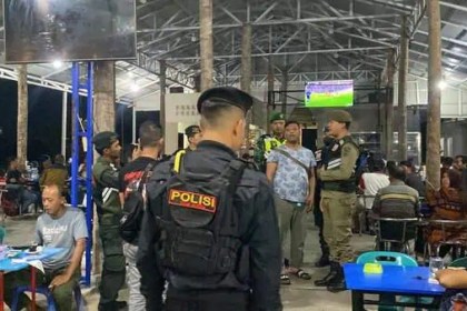 Tim gabungan Satreskrim Polresta Banda Aceh bersama personel Kodim 0101/KBA, Satpol PP-WH melakukan patroli dan razia di sejumlah warung kopi di Banda Aceh untuk mencegah judi online. Foto: Istimewa