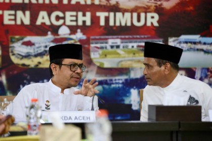 Pj Sekda Aceh, Azwardi Abdullah didampingi Pj Bupati Aceh Timur IMahyuddin, mengikuti secara virtual Rapat Penyelesaian Penyediaan Lahan Untuk Kombantan di Aceh dengan Kementerian ATR, di Aula Kantor Bupati Aceh Timur, Jum'at (12/7/2024). Foto: Istimewa
