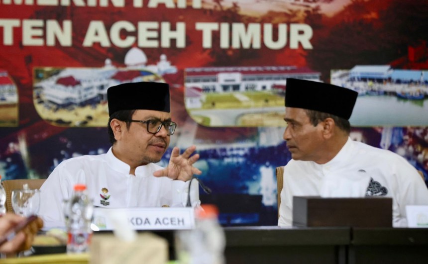 Pj Sekda Aceh, Azwardi Abdullah didampingi Pj Bupati Aceh Timur IMahyuddin, mengikuti secara virtual Rapat Penyelesaian Penyediaan Lahan Untuk Kombantan di Aceh dengan Kementerian ATR, di Aula Kantor Bupati Aceh Timur, Jum'at (12/7/2024). Foto: Istimewa