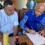 GM Kyriad Muraya Hotel Aceh Bambang Pramusinto dan Sekretaris Umum Persiraja Aceh Rahmat Djailani, menandatangani nota kesepakatan bersama (MoU), Selasa (30/7/2024). (Foto: For Infoaceh.net)