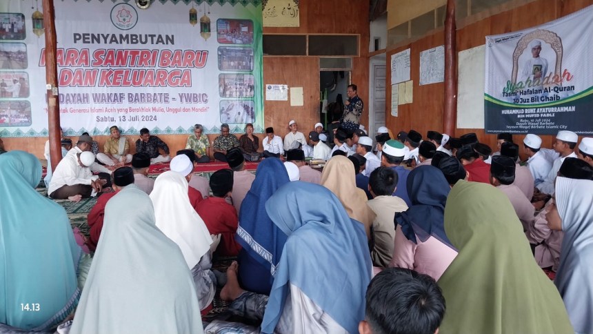 Ketua Umum Yayasan Wakaf Barbate Islamic City (YWBIC) Prof Dr Sofyan A Gani MA memberi sambutan pada penyambutan santri dan keluarga Dayah Wakaf Barbate Kebun Kurma, Sabtu, 13 Juli 2024. Foto: Istimewa