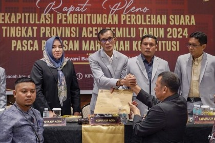KIP Aceh menggelar rapat pleno rekapitulasi penghitungan perolehan suara tingkat provinsi Aceh pemilu tahun 2024 pasca putusan Mahkamah Konstitusi, di Hotel Ayani Banda Aceh, Ahad (14/7). Foto: Istimewa