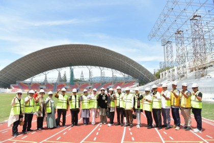 Tim Komisi X DPR RI meninjau progres pembangunan Stadion Harapan Bangsa Lhong Raya, Banda Aceh yang akan dijadikan venue utama pembukaan PON XXI Aceh-Sumut 2024. (Foto: For Infoaceh.net)