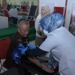 Kajati Aceh Joko Purwanto SH saat melakukan donor darah, Rabu (17/7/2024). Foto: Istimewa