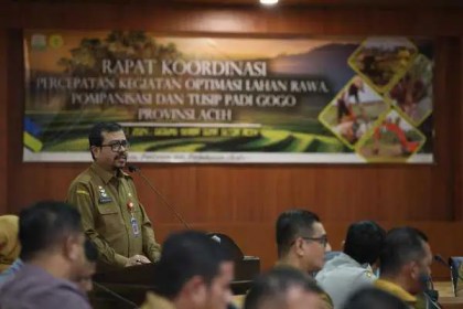 Pj Sekda Aceh Azwardi Abdullah membuka rapat koordinasi percepatan penyelesaian kegiatan optimasi lahan rawa, pompanisasi dan tumpang sisip padi Gogo di ruang Serbaguna Kantor Gubernur Aceh, Senin, 1 Juli 2024. Foto: Istimewa