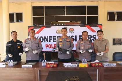 Kapolres Gayo Lues AKBP Setiyawan Eko Prasetiya didampingi Wakapolres Kompol Edi, memperlihatkan senjata api laras panjang yang ditemukan warga pads konferensi pers Selasa (2/7/2024) di lobby Mapolres setempat. (Foto: Dok. Polres Gayo Lues)