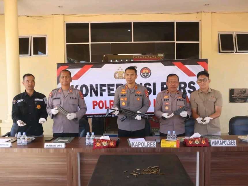 Kapolres Gayo Lues AKBP Setiyawan Eko Prasetiya didampingi Wakapolres Kompol Edi, memperlihatkan senjata api laras panjang yang ditemukan warga pads konferensi pers Selasa (2/7/2024) di lobby Mapolres setempat. (Foto: Dok. Polres Gayo Lues)