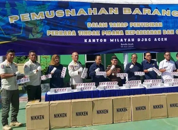 Kanwil Direktorat Jenderal Bea dan Cukai Aceh memusnahkan 5.910.000 batang rokok ilegal, Rabu (3/7/2024). (Foto: Kanwil Bea Cukai Aceh)