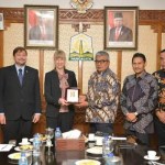Pj Gubernur Aceh Bustami Hamzah didampingi Asisten Perekonomian dan Pembangunan Sekda Aceh Zulkifli, Kadis Pendidikan Marthunis dan Kadisnaker Aceh Akmil Husen menerima kunjungan Ina Lepel, Duta Besar Jerman dan Daniel Konsul Kehormatan Jerman di ruang rapat Gubernur Aceh, Kamis (4/7/2024). (Foto: For Infoaceh.net)