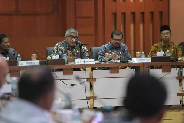 Pj Gubernur Aceh Bustami Hamzah didampingi Pj Sekda Aceh Azwardi Abdullah memimpin Rakor Persiapan PON XXI Aceh-Sumut Tahun 2024 Wilayah Aceh, di Gedung Serbaguna, Kantor Gubernur Aceh, Kamis (4/7/2024). Foto: Istimewa
