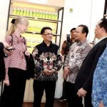 Dubes Jerman Ina Lepel melihat sejumlah riset dari hasil riset ARC-Universitas Syiah Kuala (USK), Banda Aceh. (Foto: Humas USK).