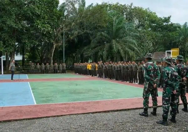 Danrem 012/TU Kolonel Inf Deni Gunawan saat memimpin apel gabungan olahraga di Makorem 012/TU, pada Jum'at (5/7). (Foto: Penrem 012/TU)