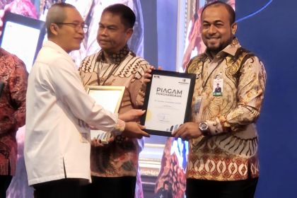 Pimpinan KPK Alexander Marwata menyerahkan penghargaan kepada Plt Dirut Bank Aceh Fadhil Ilyas di Gedung Gradika Bhakti Praja, Semarang Jawa Tengah pada Kamis, 11 Juli 2024. (Foto: For Infoaceh.net)