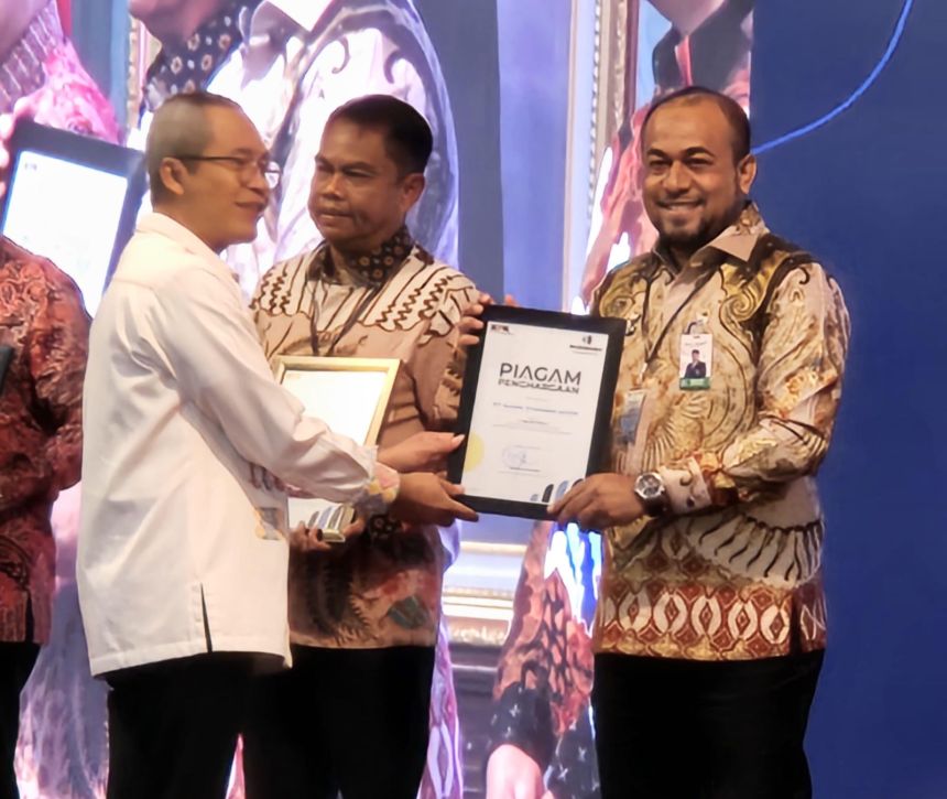Pimpinan KPK Alexander Marwata menyerahkan penghargaan kepada Plt Dirut Bank Aceh Fadhil Ilyas di Gedung Gradika Bhakti Praja, Semarang Jawa Tengah pada Kamis, 11 Juli 2024. (Foto: For Infoaceh.net)