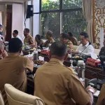 Mendagri Tito Karnavian memberikan arahan khusus kepada seluruh Pj Bupati/Wali Kota yang baru dilantik serta diperpanjang masa tugasnya, dalam pertemuan terbatas di ruang kerja Mendagri, Senin siang (15/7). (Foto: For Infoaceh.net)