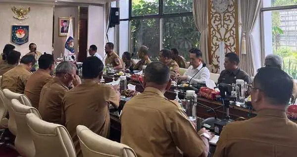 Mendagri Tito Karnavian memberikan arahan khusus kepada seluruh Pj Bupati/Wali Kota yang baru dilantik serta diperpanjang masa tugasnya, dalam pertemuan terbatas di ruang kerja Mendagri, Senin siang (15/7). (Foto: For Infoaceh.net)