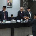 Juru bicara fraksi DPRA menyerahkan pendapat akhir fraksi terhadap Raqan Aceh tentang Pertanggungjawaban Pelaksanaan APBA Tahun 2023, kepada pimpinan DPRA, disaksikan Pj Sekda Aceh Azwardi Abdullah di ruang serbaguna DPRA, Selasa, 16 Juli 2024. Foto: Istimewa