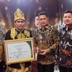 Ketua Posyantek Naturi Faisal didampingi Kepala DPMG Aceh T Aznal Zahri usai menerima piala Juara favorit nasional pada lomba Teknologi Tepat Guna Nasional (TTGN) ke-25 di Lapangan Islamic Center Mataram, Nusa Tenggara Barat (NTB), Senin (15/7/2024). Foto: Istimewa