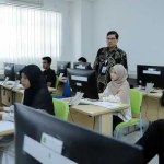 Rektor UIN Ar-Raniry Prof Mujiburrahman meninjau pelaksanaan ujian PMB Lokal tahun 2024, Kamis (18/7/2024). Foto: Istimewa