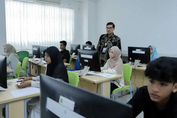 Rektor UIN Ar-Raniry Prof Mujiburrahman meninjau pelaksanaan ujian PMB Lokal tahun 2024, Kamis (18/7/2024). Foto: Istimewa