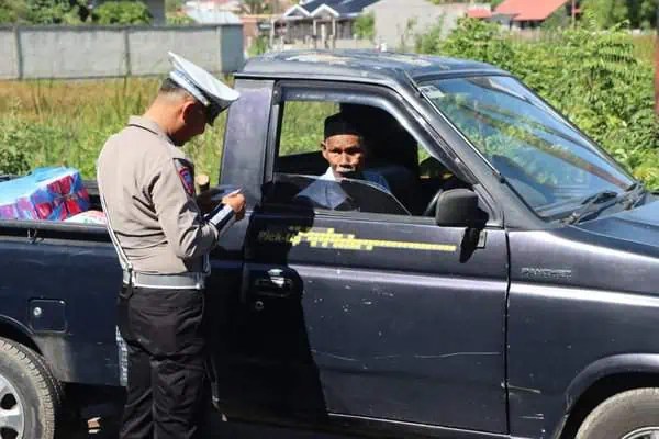 Polantas gencar melakukan razia kendaraan di jalan raya di wilayah Kota Banda Aceh dan Aceh Besar, Kamis (18/7). (Foto: For Infoaceh.net)