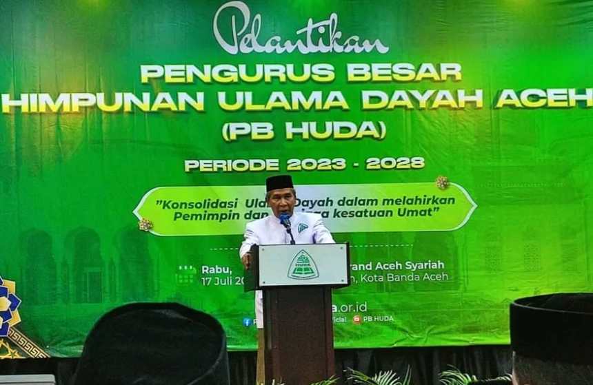 Tu Sop menyampaikan sambutan pada pelantikan pengurus PB-HUDA periode 2023-2028, di Hotel Grand Aceh Syariah, Lamdom Kota Banda Aceh, Rabu malam (17/7/2024). Foto: Istimewa