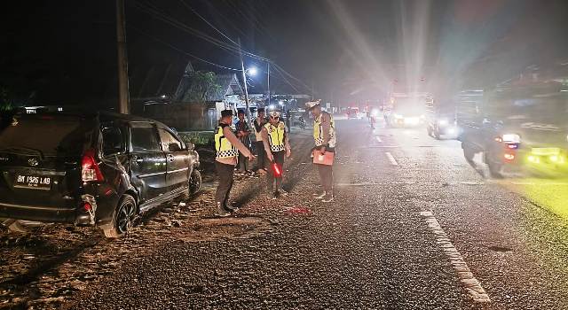 Seorang pengendara motor meninggal dunia ditabrak mobil Avanza di ruas Jalan Medan-Banda Aceh, Gampong Baro, Kecamatan Darul Aman, Aceh Timur pada Kamis dini hari (18/7/2024). (Foto: Dok. Polres Aceh Timur)