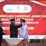Pj Gubernur Aceh Bustami Hamzah memimpin pengambilan sumpah jabatan dan pelantikan Teuku Reza Fahlevi SE MM sebagai Pj Bupati Simeulue, di Anjong Mon Mata, Pendopo Gubernur Aceh, Senin (22/7/2024). (Foto: For Infoaceh.net)