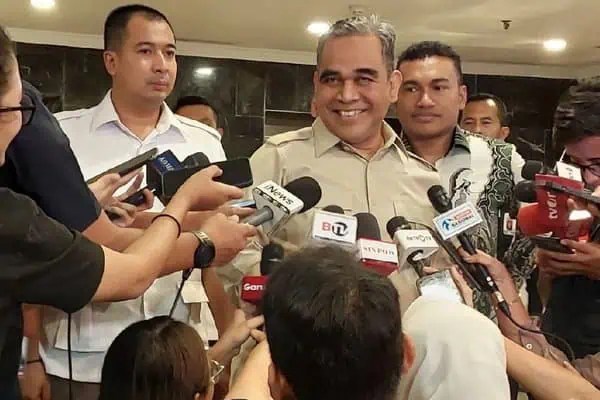 Sekjen DPP Partai Gerindra Ahmad Muzani mengumumkan bakal calon gubernur yang akan diusung di enam provinsi pada Pilkada 2024 meliputi Aceh, Jawa Tengah, NTT, Kalteng, Maluku dan Sulsel. Foto: Istimewa
