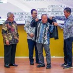 Encik Mohd Ali Mohd Salleh, Ahli Pengurusi Lembaga Gubernur Universiti USM, memakaikan jaket almamater USM kepada Prof Jasman J. Ma’ruf yang dilantik sebagai Ketua Alumni USM Wilayah Aceh, Senin (22/7). Foto: Istimewa
