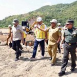 Pj Gubernur Aceh Bustami Hamzah bersama Pangdam Iskandar Muda, Mayjen TNI Niko Fahrizal meninjau pembangunan lapangan tembak yang akan digunakan untuk perhelatan PON XXI/2024 Aceh-Sumut, di Mata Ie, Aceh Besar, Selasa (23/7/2024). (Foto: For Infoaceh.net)