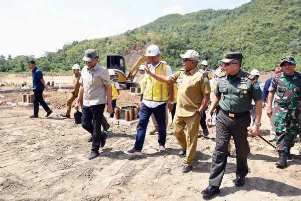 Pj Gubernur Aceh Bustami Hamzah bersama Pangdam Iskandar Muda, Mayjen TNI Niko Fahrizal meninjau pembangunan lapangan tembak yang akan digunakan untuk perhelatan PON XXI/2024 Aceh-Sumut, di Mata Ie, Aceh Besar, Selasa (23/7/2024). (Foto: For Infoaceh.net)