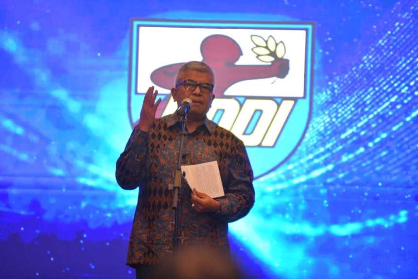 Pj Gubernur Aceh Bustami Hamzah saat menghadiri acara refleksi HUT ke-51 KNPI Aceh, di Hotel Hermes Palace Banda Aceh, Selasa (23/7/2024). Foto: Istimewa