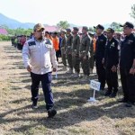 Pj Bupati Aceh Besar Muhammad Iswanto memeriksa barisan pasukan upacara Apel Siaga Darurat Kekeringan dan Karhutla Aceh Besar 2024 di Lapangan Bola Mon Ikeun, Kecamatan Lhoknga, Rabu (24/7/2024). (FOTO/MC ACEH BESAR)