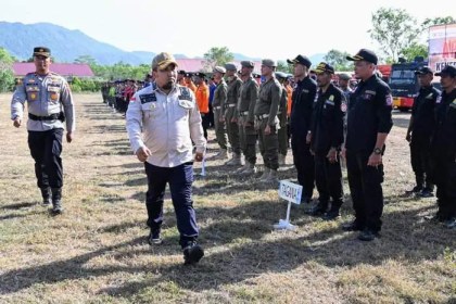 Pj Bupati Aceh Besar Muhammad Iswanto memeriksa barisan pasukan upacara Apel Siaga Darurat Kekeringan dan Karhutla Aceh Besar 2024 di Lapangan Bola Mon Ikeun, Kecamatan Lhoknga, Rabu (24/7/2024). (FOTO/MC ACEH BESAR)