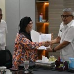 Pj Gubernur Aceh Bustami Hamzah didampingi Asisten III Sekda Aceh Iskandar AP menerima audiensi Tim Kemenko Marves, Kemendikbud Ristek dan Dikti, PFN dalam pembuatan Film Animasi Laksamana Keumalahayati di Pendopo Gubernur Aceh, Rabu (24/7). (Foto: Biro Adpim Setda Aceh)