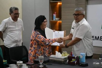 Pj Gubernur Aceh Bustami Hamzah didampingi Asisten III Sekda Aceh Iskandar AP menerima audiensi Tim Kemenko Marves, Kemendikbud Ristek dan Dikti, PFN dalam pembuatan Film Animasi Laksamana Keumalahayati di Pendopo Gubernur Aceh, Rabu (24/7). (Foto: Biro Adpim Setda Aceh)