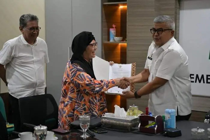 Pj Gubernur Aceh Bustami Hamzah didampingi Asisten III Sekda Aceh Iskandar AP menerima audiensi Tim Kemenko Marves, Kemendikbud Ristek dan Dikti, PFN dalam pembuatan Film Animasi Laksamana Keumalahayati di Pendopo Gubernur Aceh, Rabu (24/7). (Foto: Biro Adpim Setda Aceh)