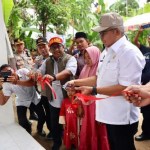 Pj Gubernur Aceh Bustami Hamzah didampingi Pj Bupati Aceh Utara Mahyuzar menyerahkan rumah bantuan Islamic Realif untuk warga Gampong Teungoh Reuba, Kecamatan Meurah Mulia, Aceh Utara, Jum'at (26/7/2024). (Foto: For Infoaceh.net)