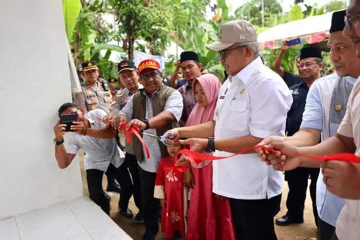 Pj Gubernur Aceh Bustami Hamzah didampingi Pj Bupati Aceh Utara Mahyuzar menyerahkan rumah bantuan Islamic Realif untuk warga Gampong Teungoh Reuba, Kecamatan Meurah Mulia, Aceh Utara, Jum'at (26/7/2024). (Foto: For Infoaceh.net)