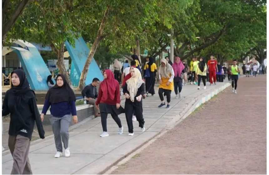 Aktivitas warga yang berolahraga di Lapangan Blang Padang Kota Banda Aceh. Foto: Istimewa
