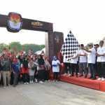 Pj Gubernur Aceh Bustami Hamzah melepas peserta Jalan Sehat Pilkada Aceh 2024 di Taman Sulthanah Safiatuddin, Banda Aceh, Ahad (28/7/2024). (Foto: For Infoaceh.net)