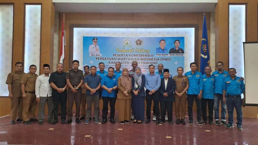 Asisten II Setdakab Aceh Tamiang Catur Hariyati didampingi Ketua PWI Aceh, Nasir Nurdin foto bersama dengan Forkopimda, SKPK, mitra kerja dan wartawan seusai pembukaan Konferkab II PWI Aceh Tamiang di Gedung SKB Karang Baru, Selasa, 30 Juli 2024. (Foto: Dok. PWI Aceh)