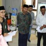 Ketua MPU Kota Sabang Tgk Baharuddin mendampingi Tim Auditor LPPOM MPU Aceh saat melakukan audit salah satu usaha rumah makan di Kota Sabang