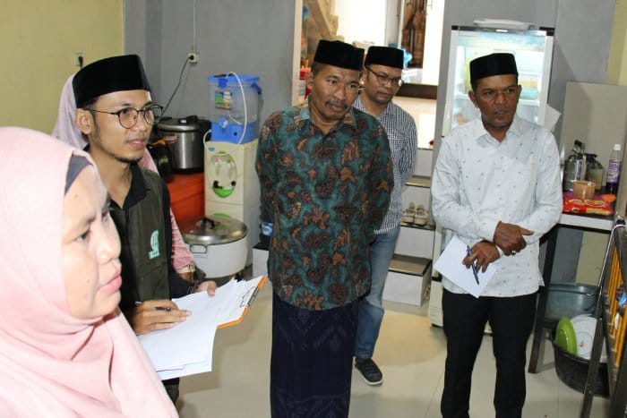 Ketua MPU Kota Sabang Tgk Baharuddin mendampingi Tim Auditor LPPOM MPU Aceh saat melakukan audit salah satu usaha rumah makan di Kota Sabang