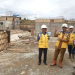 Pj Wali Kota Banda Aceh Ade Surya saat meninjau proyek rehabilitasi Bendung Karet Krueng Aceh yang terletak di Aceh Besar, tepatnya di Gampong Jurong Peujeura, Kecamatan Ingin Jaya. Foto: Istimewa