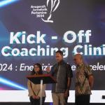VP Corporate Communication Pertamina Fadjar Djoko Santoso bersama Perwakilan Juri AJP Maman Suherman dan juga perwakilan media Livia Ramadhanti melakukan seremoni pembukaan Anugerah Jurnalistik Pertamina 2024 di di Jakarta, Rabu (31/7/2024). Foto: Istimewa