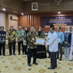 Kepala Pusat Data Informasi Perpusnas RI Dr Taufiq A Gani menyerahkan secara simbolis DAK 2024 sebesar Rp 22,2 miliar kepada Kadis Perpustakaan dan Kearsipan Aceh Dr Edi Yandra, Jum'at (12/7). Foto: Istimewa