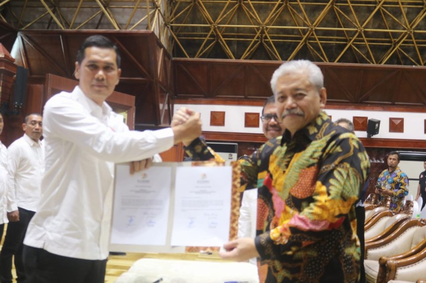 Kepengurusan Komite Olahraga Masyarakat Indonesia (KORMI) Aceh masa bakti 2024-2028 resmi dilantik oleh Ketua Umum KORMI Nasional (KORMINAS) Hayono Isman, Ahad malam, 21 Juli 2024, di Anjong Mon Mata Banda Aceh. Foto: Istimewa